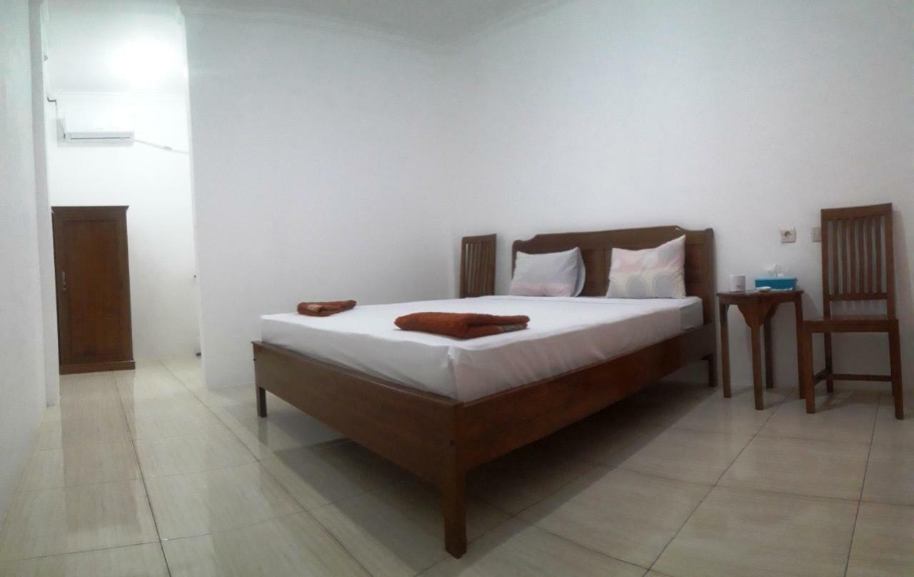 The Teuz B&B Labuan Bajo Exterior photo